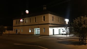 Voorkant accommodatie - avond/nacht