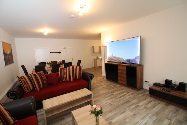 TV, DVD player, stereo - 4 rooms, up to 13 persons, luxurious furnishings, "Freesia" (Berlin)
