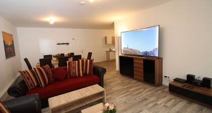 4 rooms, up to 13 persons, luxurious furnishings, "Freesia"