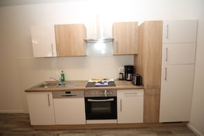 Fridge, oven, stovetop, dishwasher - 4 rooms, up to 13 persons, luxurious furnishings, "Freesia" (Berlin)