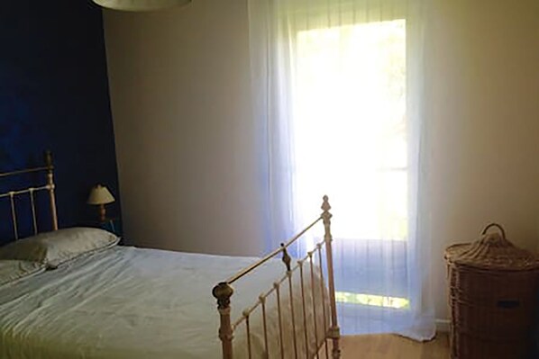 2 bedrooms, iron/ironing board, bed sheets