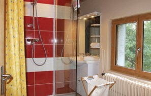 Haartrockner, Handtücher, Seife, Toilettenpapier