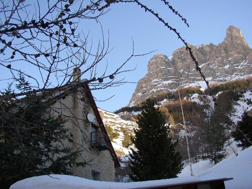 On an exceptional site, old stone house on the edge of the Ecrins park