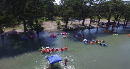 Axel's Hideaway, Exclusive Private Riverfront @Vacation Frio River Room #3