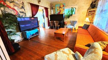 Smart TV, books, stereo, offices