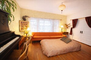 5 bedrooms, desk, iron/ironing board, free WiFi