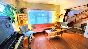 Smart TV, books, stereo, offices