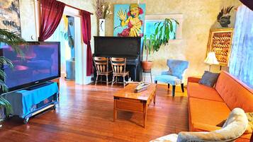 Smart TV, books, stereo, offices