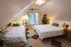 5 soverom, skrivebord, strykejern/-brett og reiseseng for barn