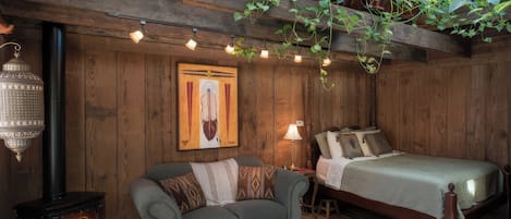 5 habitaciones, escritorio y tabla de planchar con plancha