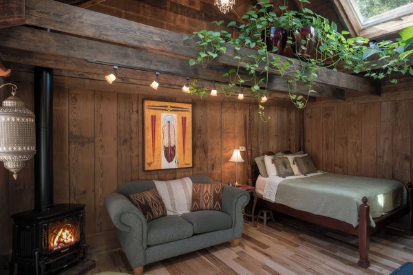 5 bedrooms, desk, iron/ironing board, travel cot