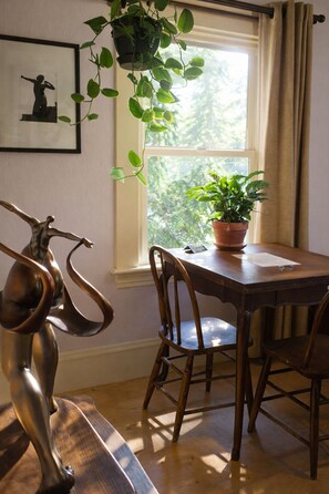 Dining - The Magic House - Walk Everywhere! (Portland)