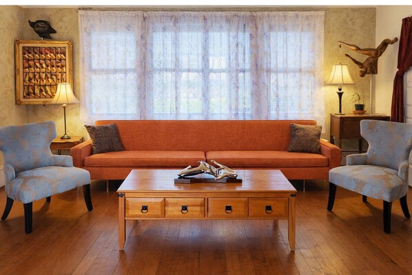 Smart TV, books, stereo, offices