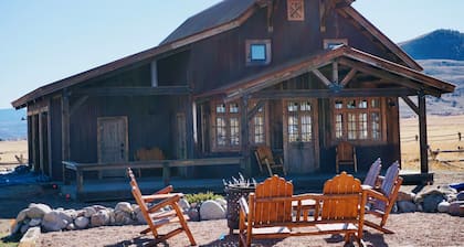 Exclusivo 40 AC Horse Friendly Ranch Renovado 1850 Mineros Cabina w / 3000 SF Adición