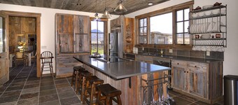 Exclusivo 40 AC Horse Friendly Ranch Renovado 1850 Mineros Cabina w / 3000 SF Adición