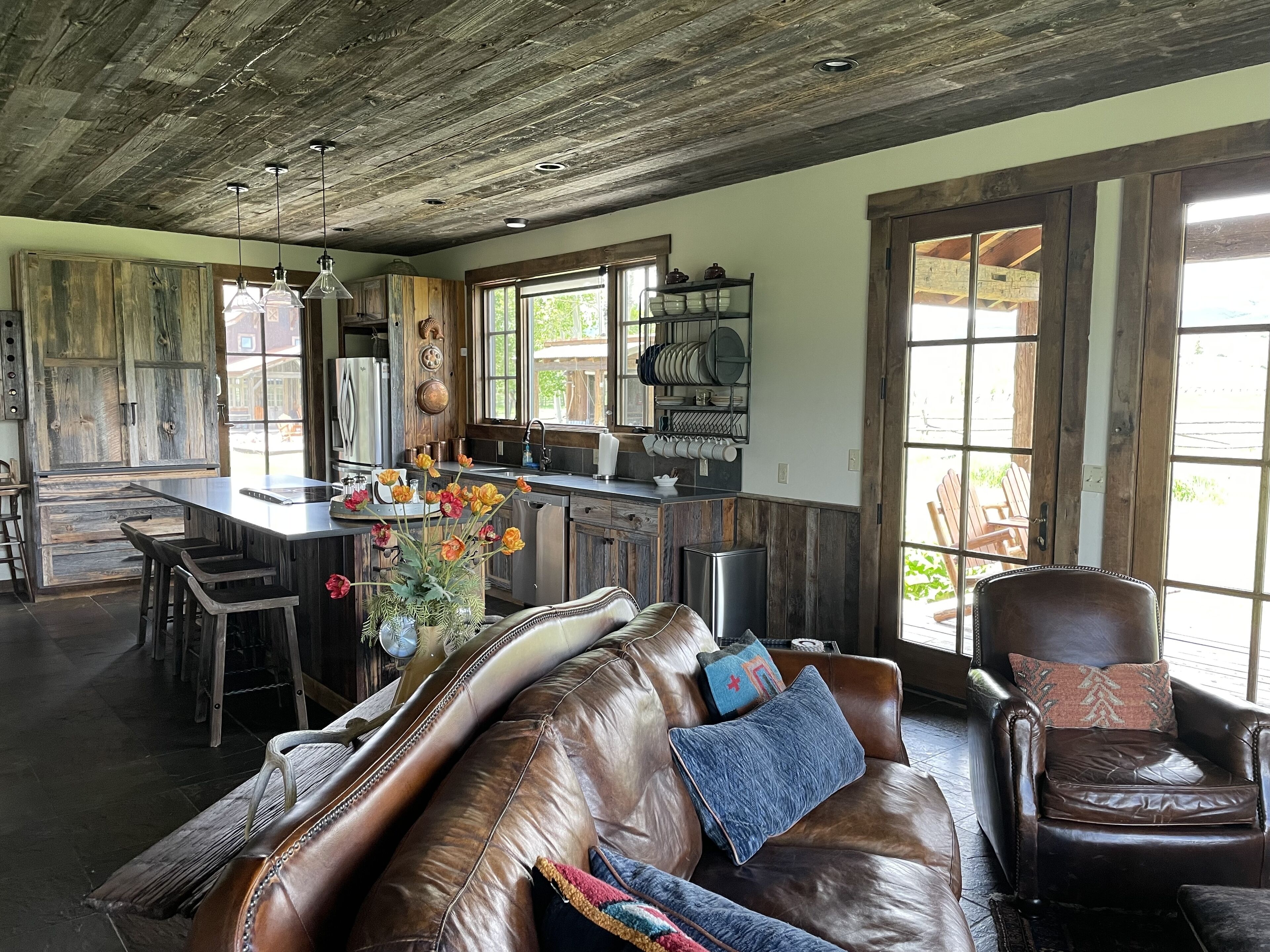 Smart TV, chimenea, reproductor de DVD y libros 