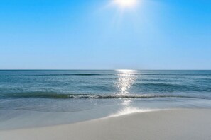 En la playa y camastros