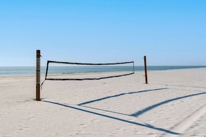 Sulla spiaggia, lettini da mare