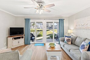 TV connectée, lecteur de DVD, table de tennis de table