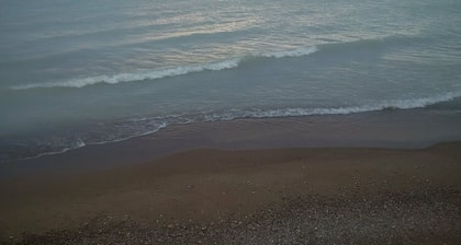 Cozy 2 Bedroom Cottage Walking Distance to the Beach