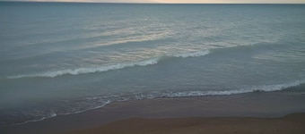 Cozy 2 Bedroom Cottage Walking Distance to the Beach