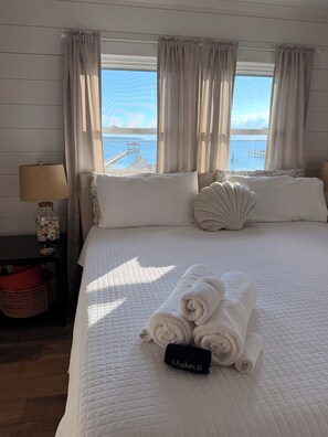 2 bedrooms, travel cot, free WiFi, bed sheets - Sound front home with nightly sunsets. 1 mile to the ocean for sunrise! (Kill Devil Hills)