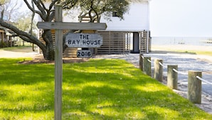 Un letrero de madera que dice 'The Bay House' con el año 2016.