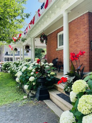 King George VI, 1 King Bed, Non Smoking | Garden view - 1000 Islands B&B – The Bulloch House (Gananoque)