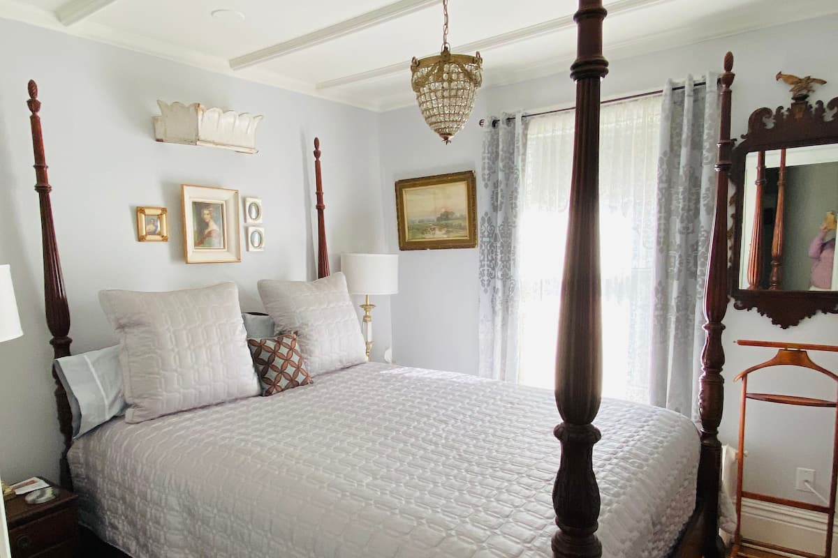 Petite Kroeg, 1 Queen Bed, Non Smoking | 1 bedroom, Egyptian cotton sheets, premium bedding, pillowtop beds