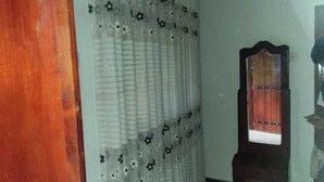 ダブルルーム クイーンベッド 1 台 喫煙可 専用バスルーム
