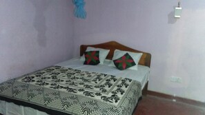 Double Room, 1 Queen Bed, Smoking, Private Bathroom