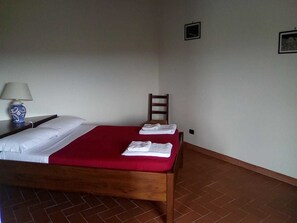 Desk, cots/infant beds, rollaway beds, bed sheets - Agriturismo Fiore (Rotonda)