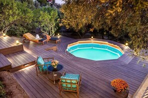 A wooden deck with a hot tub, lounge chairs, and a table with flowers. - Lagonisi Villa Afroditi (Saronikos)