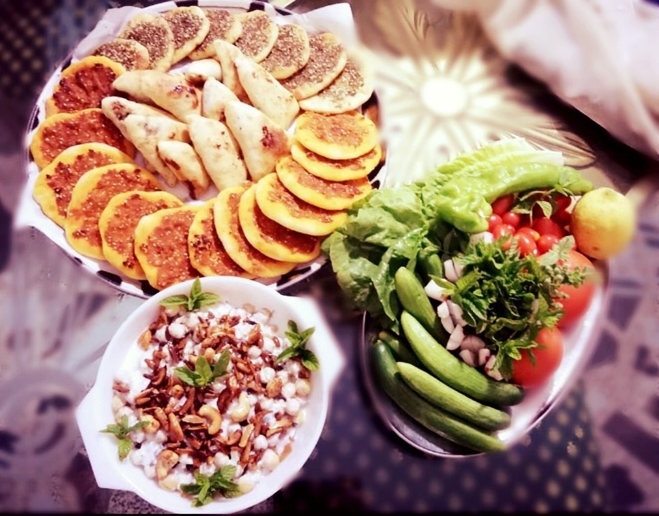 Diversos alimentos, como pasteles, una ensalada y un tazón de nueces.