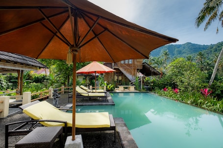 Outdoor pool, sun loungers