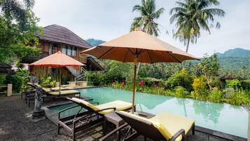 Piscine extérieure, chaises longues