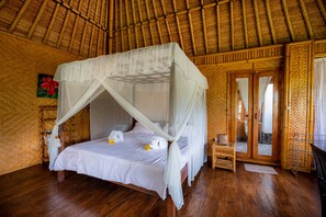 Villa Bambu Kupu-Kupu | In-room safe, desk, bed sheets - Villa Manuk (Sawan)