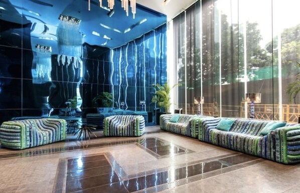 Área de estar no saguão