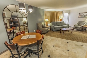 Smart TV, chimenea, reproductor de DVD y libros