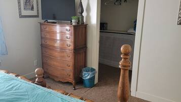 3 habitaciones, escritorio y tabla de planchar con plancha