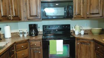 Køleskab, mikrobølgeovn, ovn, kogeplade