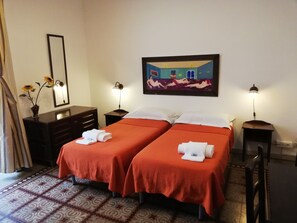 1 Schlafzimmer, Schreibtisch, Bügeleisen/Bügelbrett