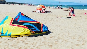 A beach with people, a large colorful kite, and a clear sky. - B&B Aloi Rooms (Catania)