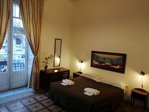 1 soveværelse, skrivebord, strygejern/strygebræt