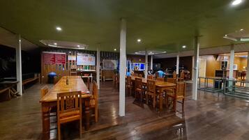 Breakfast, lunch, dinner served; Thai cuisine