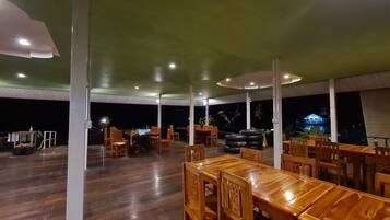 Breakfast, lunch, dinner served; Thai cuisine