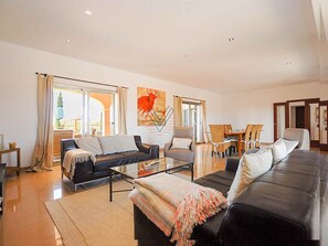 Una televisión, una oficina