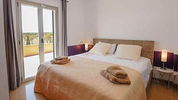 4 dormitorios, tabla de planchar con plancha, Internet y ropa de cama