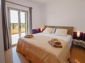 4 bedrooms, iron/ironing board, internet, bed sheets