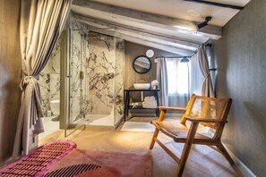 Deluxe kamer | Badkamer | Gratis toiletartikelen, een haardroger, handdoeken